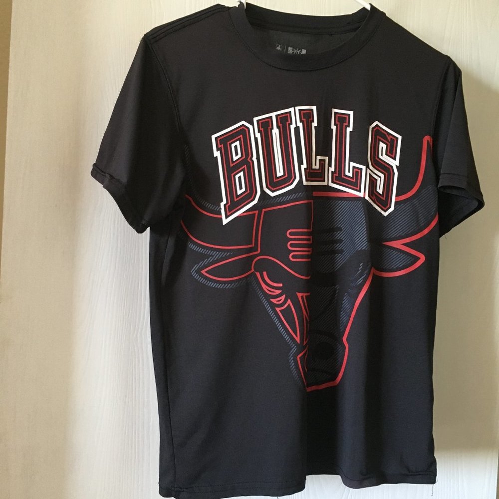 Bulls black T-shirt. Size L(14-16)